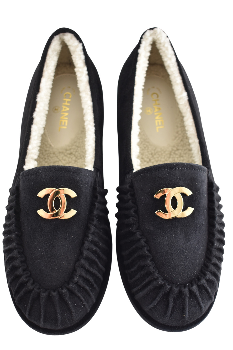 Chanel 26K Black Suede Shearling Fur CC Logo Moccasin Scrunched Loafer Flat 37.5